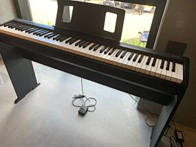 Roland FP-10 + Stativ (KSC-10) - (Demo)