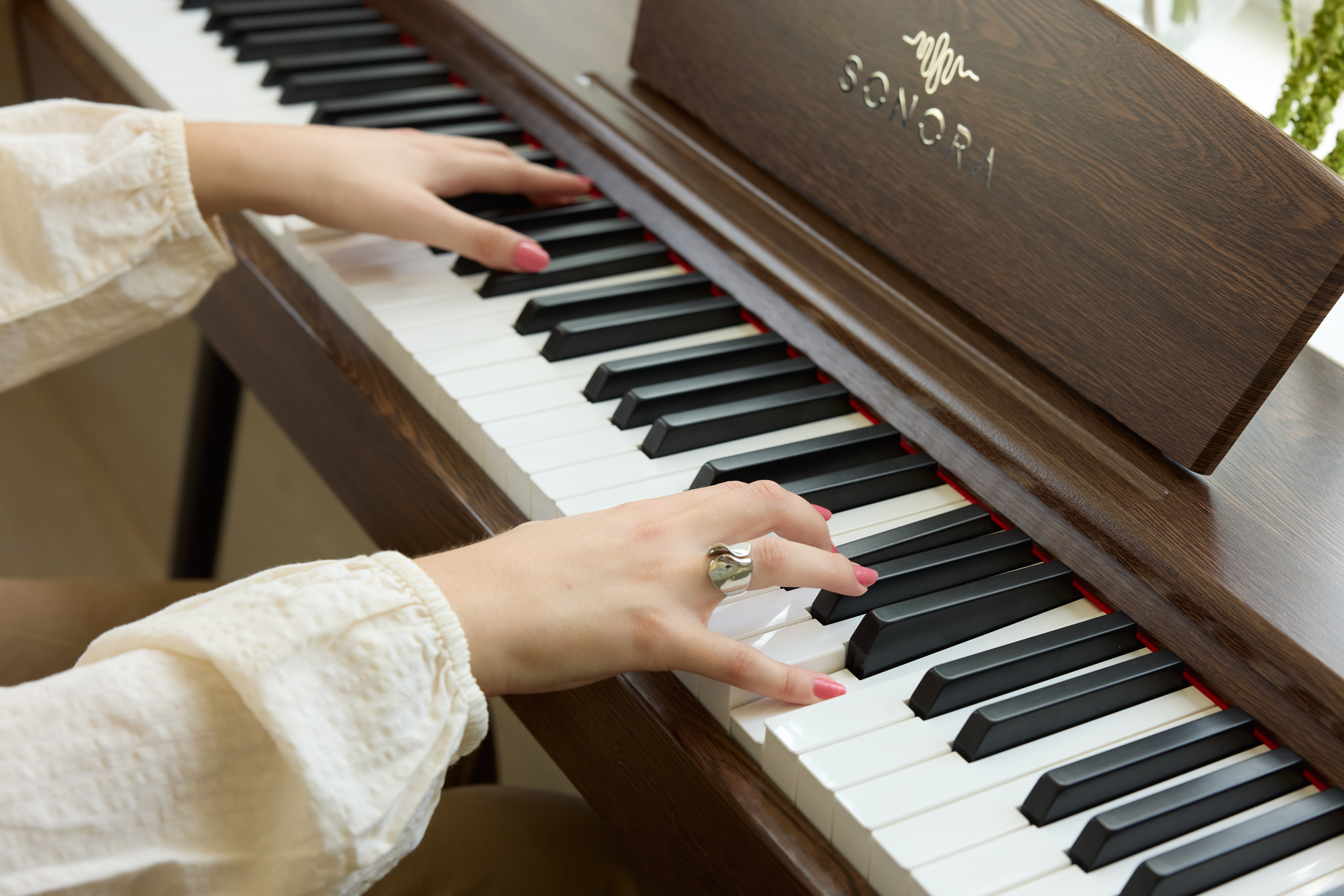 Met trots presenteren wij de Sonora SDP-1: een moderne digitale piano die perfect is voor beginners.